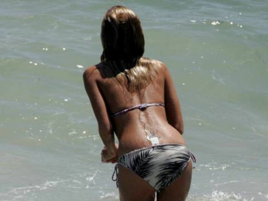 Nicole Richie tongue kisses her dog on the beach as she spends a sunny afternoon with Mischa Barton and boyfriend Cisco Adler. June 17, 2006 X17agency exclusive
EXCLUSIVE Foto: All Over Press Nicole Richie tongue kisses her dog on the beach as she spends a sunny afternoon with Mischa Barton and boyfriend Cisco Adler. June 17, 2006 X17agency exclusive
EXCLUSIVE Foto: All Over Press