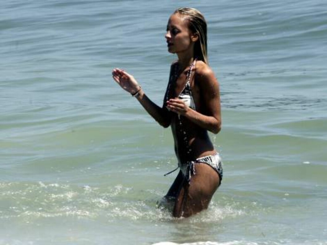 Mischa Barton and Nicole Richie in bikini on the beach in Malibu with boyfriend surfer rocker Cisco Adler June 17, 2006 X17agency exclusive
EXCLUSIVE Foto: All Over Press Mischa Barton and Nicole Richie in bikini on the beach in Malibu with boyfriend surfer rocker Cisco Adler June 17, 2006 X17agency exclusive
EXCLUSIVE Foto: All Over Press