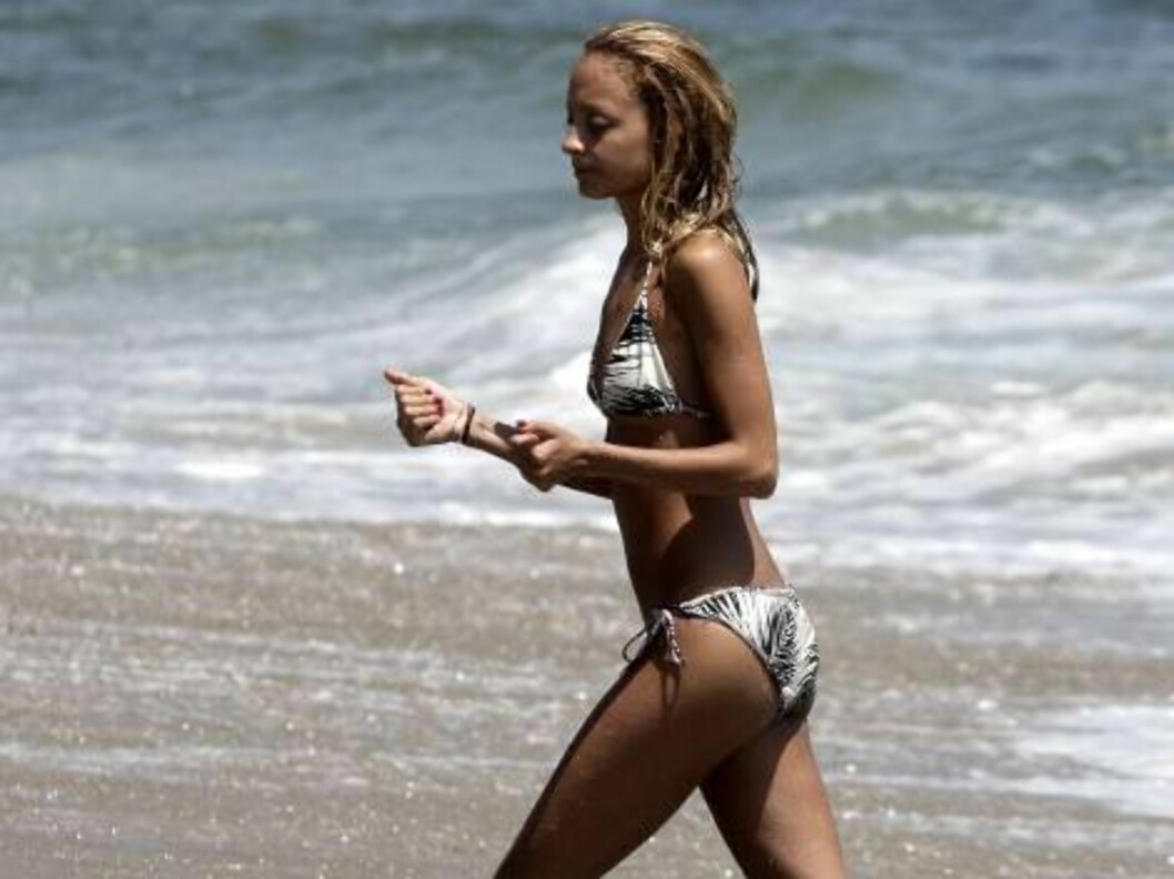 Nicole Richie tongue kisses her dog on the beach as she spends a sunny afternoon with Mischa Barton and boyfriend Cisco Adler. June 17, 2006 X17agency exclusive Foto: All Over Press Nicole Richie tongue kisses her dog on the beach as she spends a sunny afternoon with Mischa Barton and boyfriend Cisco Adler. June 17, 2006 X17agency exclusive Foto: All Over Press