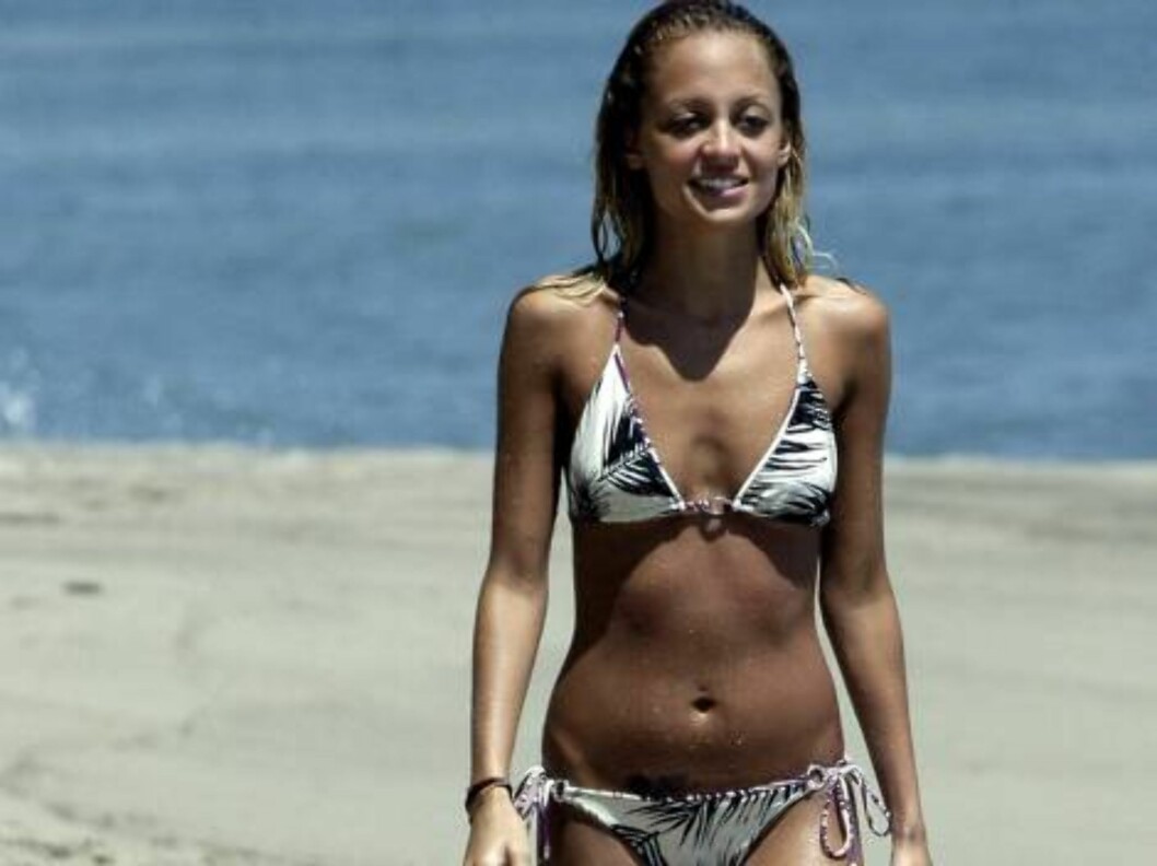 Mischa Barton and Nicole Richie in bikini on the beach in Malibu with boyfriend surfer rocker Cisco Adler June 17, 2006 X17agency exclusive
EXCLUSIVE Foto: All Over Press Mischa Barton and Nicole Richie in bikini on the beach in Malibu with boyfriend surfer rocker Cisco Adler June 17, 2006 X17agency exclusive
EXCLUSIVE Foto: All Over Press