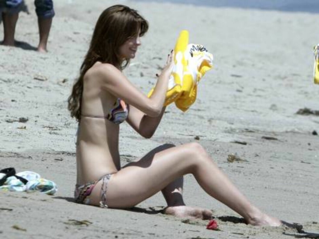 Mischa Barton and Nicole Richie in bikini on the beach in Malibu with boyfriend surfer rocker Cisco Adler June 17, 2006 X17agency exclusive
EXCLUSIVE Foto: All Over Press Mischa Barton and Nicole Richie in bikini on the beach in Malibu with boyfriend surfer rocker Cisco Adler June 17, 2006 X17agency exclusive
EXCLUSIVE Foto: All Over Press