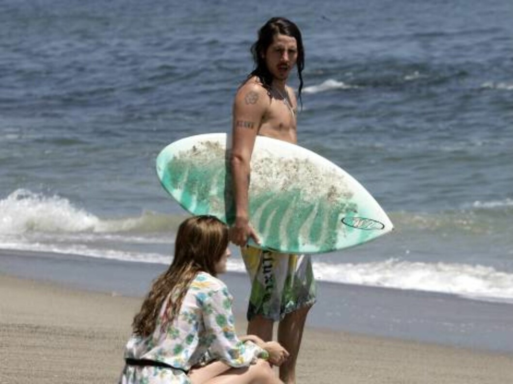 Mischa Barton and Nicole Richie in bikini on the beach in Malibu with boyfriend surfer rocker Cisco Adler June 17, 2006 X17agency exclusive
EXCLUSIVE Foto: All Over Press Mischa Barton and Nicole Richie in bikini on the beach in Malibu with boyfriend surfer rocker Cisco Adler June 17, 2006 X17agency exclusive
EXCLUSIVE Foto: All Over Press