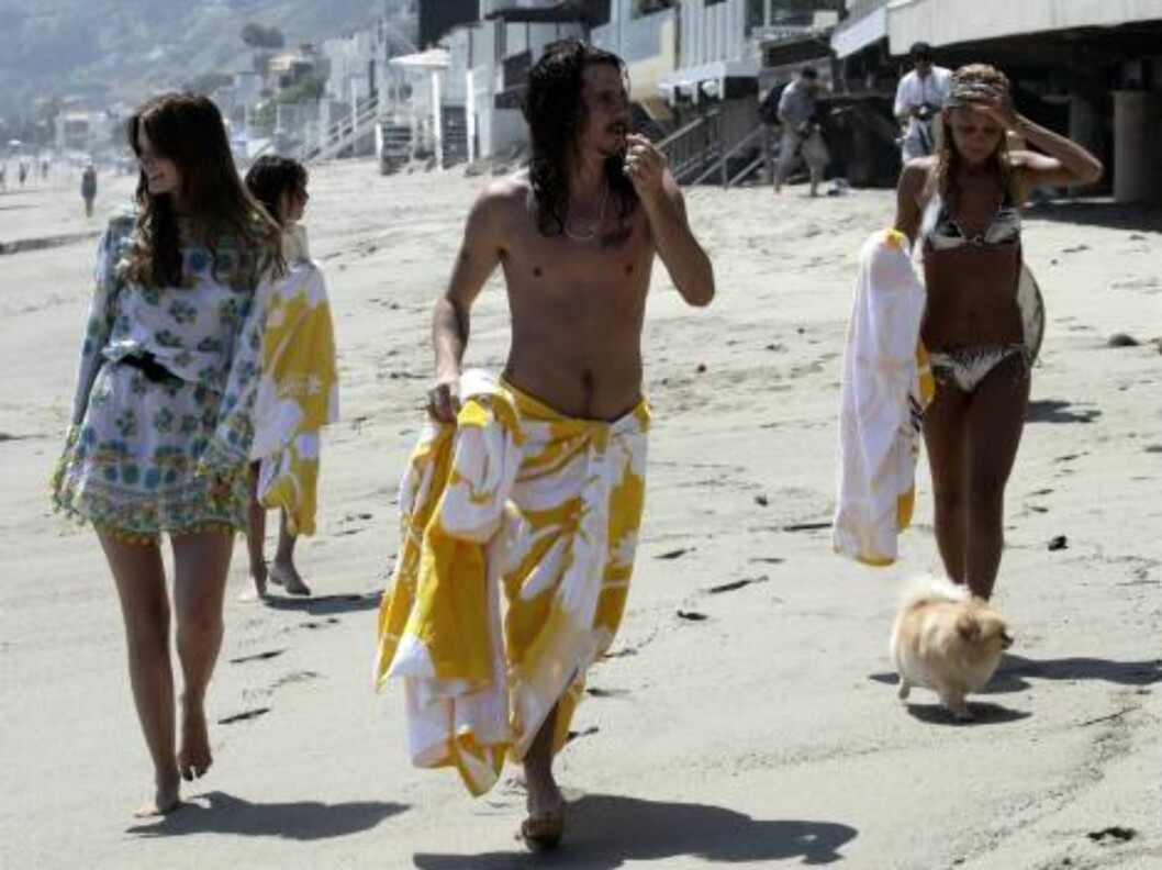 Mischa Barton and Nicole Richie in bikini on the beach in Malibu with boyfriend surfer rocker Cisco Adler June 17, 2006 X17agency exclusive
EXCLUSIVE Foto: All Over Press Mischa Barton and Nicole Richie in bikini on the beach in Malibu with boyfriend surfer rocker Cisco Adler June 17, 2006 X17agency exclusive
EXCLUSIVE Foto: All Over Press