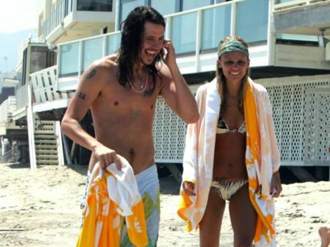 Nicole Richie tongue kisses her dog on the beach as she spends a sunny afternoon with Mischa Barton and boyfriend Cisco Adler. June 17, 2006 X17agency exclusive
EXCLUSIVE Foto: All Over Press Nicole Richie tongue kisses her dog on the beach as she spends a sunny afternoon with Mischa Barton and boyfriend Cisco Adler. June 17, 2006 X17agency exclusive
EXCLUSIVE Foto: All Over Press