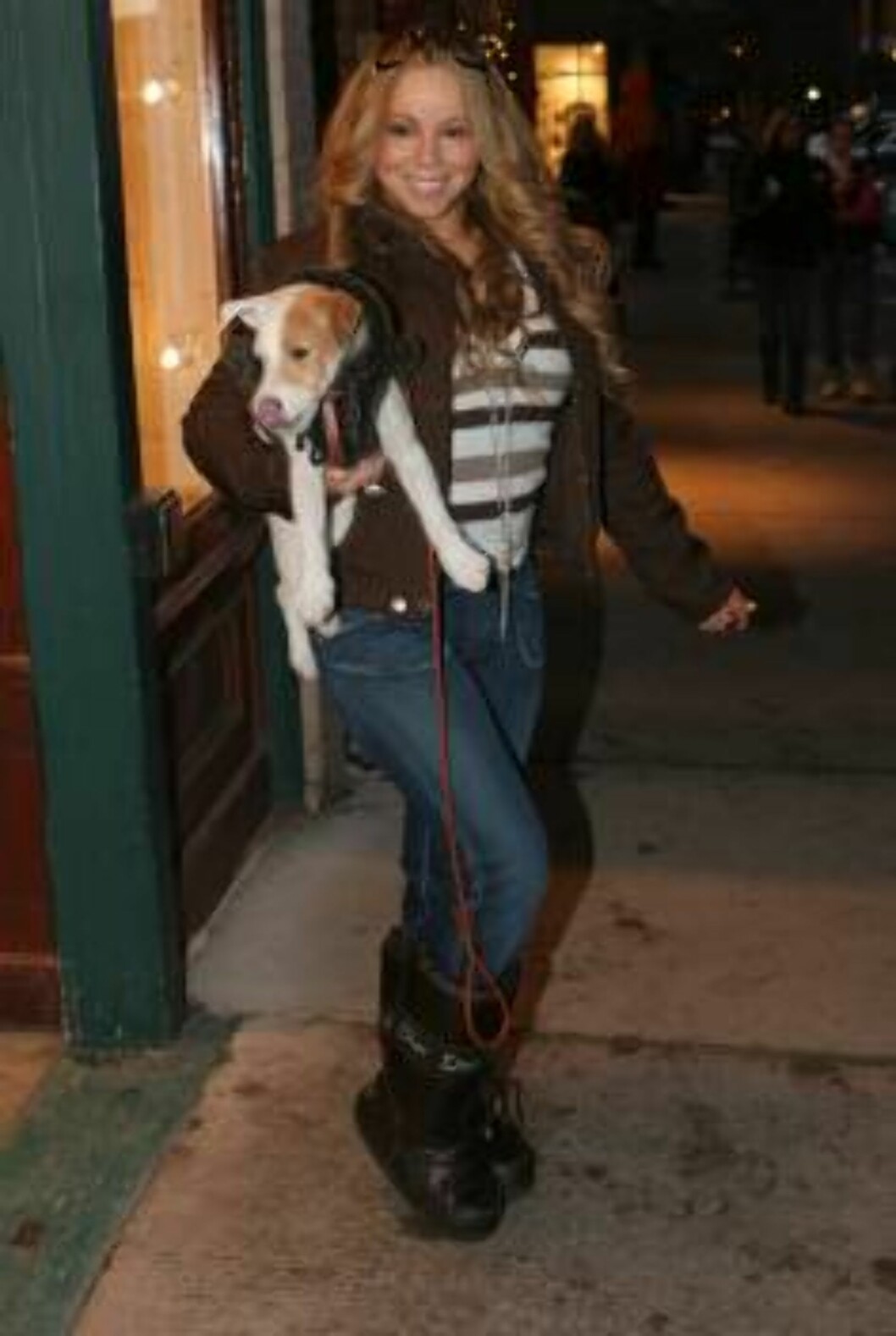 Mariah Carey carrying a puppy in Aspen, Cololrado. December 24, 2005
X17agency EXCXLUSIVE / ALL OVER PRESS Foto: All Over Press Mariah Carey carrying a puppy in Aspen, Cololrado. December 24, 2005
X17agency EXCXLUSIVE / ALL OVER PRESS Foto: All Over Press