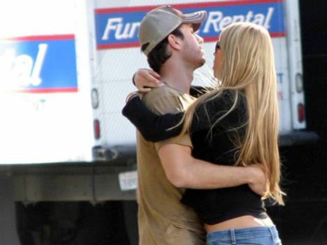 Code: X17XX8 - Seb-Gros, Hollywood, USA, 06.04.2005: Enrique Iglesias and Anna Kournikova showing their love in Hollywood.
All Over Press / X17 Agency / Seb-Gros
EXCLUSIVE / ALL OVER PRESS Foto: All Over Press Code: X17XX8 - Seb-Gros, Hollywood, USA, 06.04.2005: Enrique Iglesias and Anna Kournikova showing their love in Hollywood.
All Over Press / X17 Agency / Seb-Gros
EXCLUSIVE / ALL OVER PRESS Foto: All Over Press