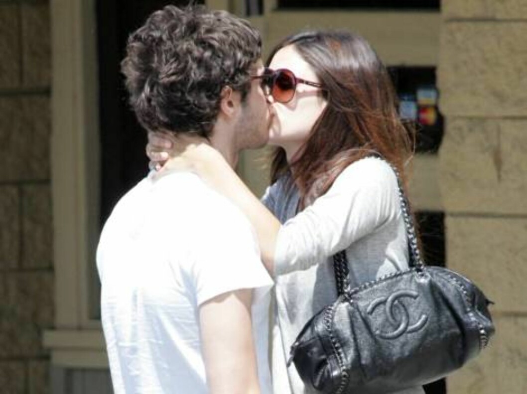 Rachel Bilson kissing Adam Brody in San Diego where the couple is vacationing after the season finale of the show O.C. Soon engaged??? May 22, 2006 X17agency EXCLUSIVE / ALL OVER PRESS Foto: All Over Press Rachel Bilson kissing Adam Brody in San Diego where the couple is vacationing after the season finale of the show O.C. Soon engaged??? May 22, 2006 X17agency EXCLUSIVE / ALL OVER PRESS Foto: All Over Press