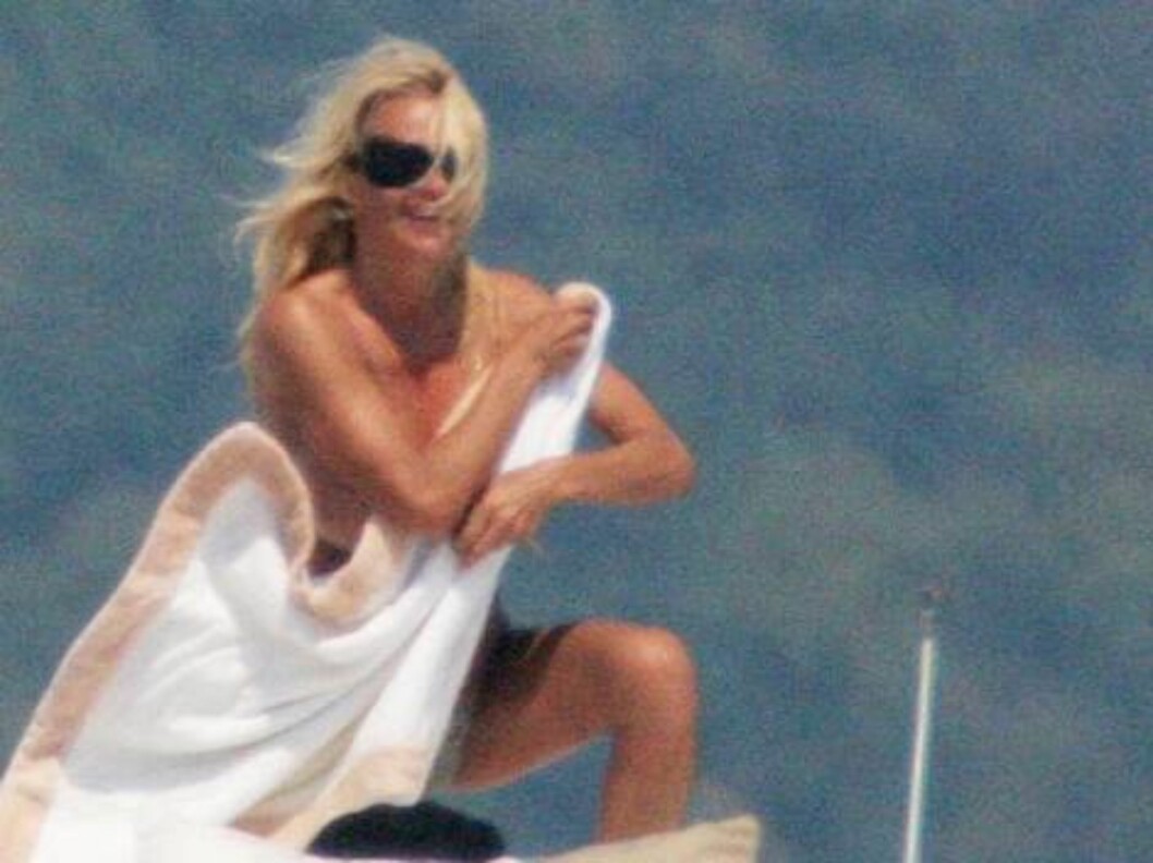 SAINT TROPEZ 2006-07-03.
Canadian born actress Pamela Anderson sunbathes topless with a female friend in Saint Tropez, France on July 3, 2006. Pam and her friend enjoy a cruise on luxury yacht 'Thunder Gulch' and try to get sun-tanned without lines...
Foto: Stella Pictures SAINT TROPEZ 2006-07-03.
Canadian born actress Pamela Anderson sunbathes topless with a female friend in Saint Tropez, France on July 3, 2006. Pam and her friend enjoy a cruise on luxury yacht 'Thunder Gulch' and try to get sun-tanned without lines...
Foto: Stella Pictures