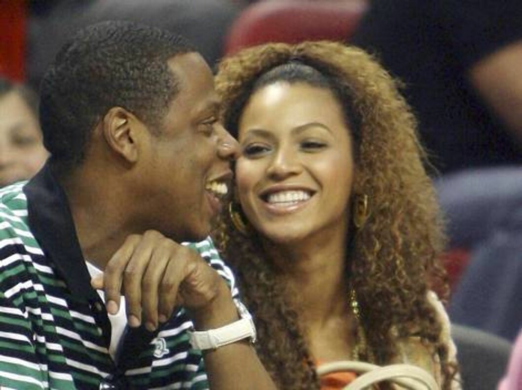 MIAMI - APRIL 11: Rapper/producer Jay-Z and singer Beyonce Knowles attend a game between the Toronto Raptors and the Miami Heat on April 11, 2006 at American Airlines Arena in Miami, Florida. The Heat defeated the Raptors 106-97. NOTE TO USER: User expr Foto: All Over Press MIAMI - APRIL 11: Rapper/producer Jay-Z and singer Beyonce Knowles attend a game between the Toronto Raptors and the Miami Heat on April 11, 2006 at American Airlines Arena in Miami, Florida. The Heat defeated the Raptors 106-97. NOTE TO USER: User expr Foto: All Over Press