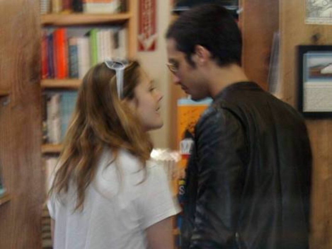 Code: X17XX8- JFX, WEST HOLLYWOOD, USA, 06.06.2004: Cat lover ACTRESS Drew Barrymore stopped at a West Hollywood bookstore with boyfriend Fabrizio Moretti to pick up a copy of the latest L.A. Weekly. Barrymore sported a long scarf, dark shades, and Uggs. Foto: All Over Press Code: X17XX8- JFX, WEST HOLLYWOOD, USA, 06.06.2004: Cat lover ACTRESS Drew Barrymore stopped at a West Hollywood bookstore with boyfriend Fabrizio Moretti to pick up a copy of the latest L.A. Weekly. Barrymore sported a long scarf, dark shades, and Uggs. Foto: All Over Press