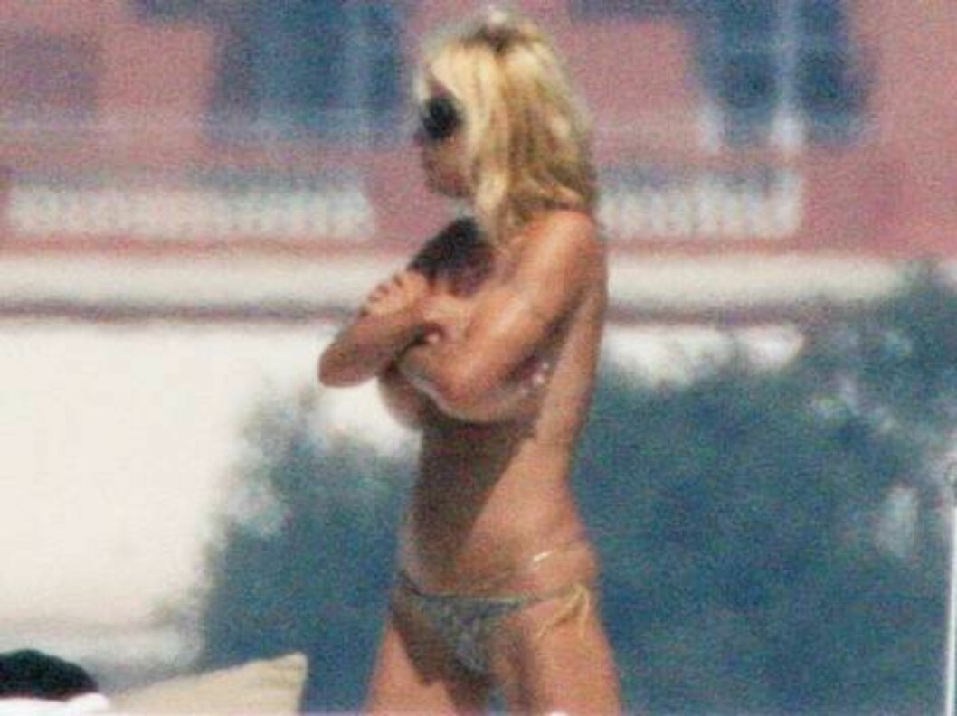 <strong>SOLBRENT:</strong> Baywatch-stjernen kommer nettopp fra London hvor hun strippet i et butikkvindu... Foto: Stella Pictures <strong>SOLBRENT:</strong> Baywatch-stjernen kommer nettopp fra London hvor hun strippet i et butikkvindu... Foto: Stella Pictures