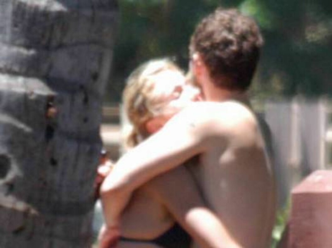 Justin Timberlake and Cameron Diaz share a romantic embrace and a kiss as they continue to soak up the sun while enjoying a vacation together. The two spent the day surfing again and then Justin cooled off in an outdoor shower on the beach before cuddlin Foto: All Over Press Justin Timberlake and Cameron Diaz share a romantic embrace and a kiss as they continue to soak up the sun while enjoying a vacation together. The two spent the day surfing again and then Justin cooled off in an outdoor shower on the beach before cuddlin Foto: All Over Press