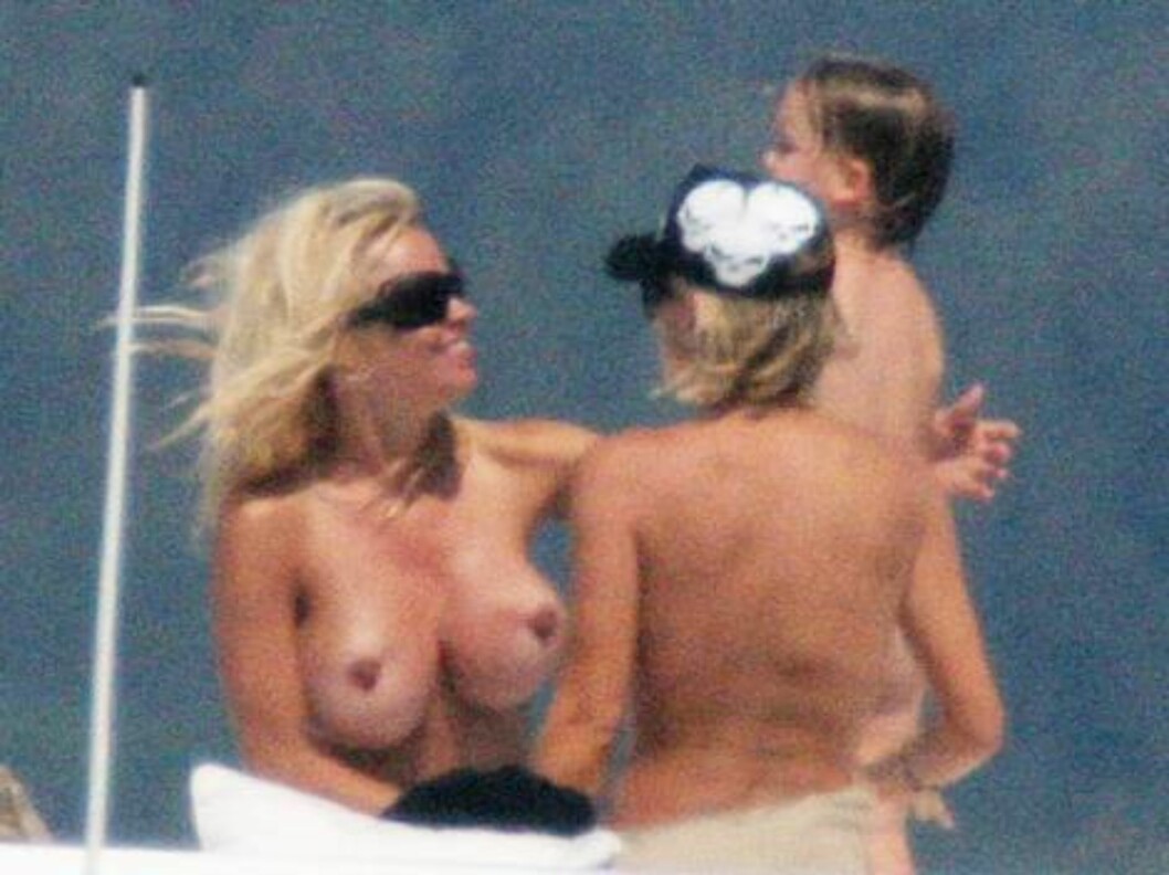 <strong>LYSTIG LAG:</strong> Den tidligere Playboy-modellen hadde tatt med sønnene og en veninne på tur. Foto: Stella Pictures <strong>LYSTIG LAG:</strong> Den tidligere Playboy-modellen hadde tatt med sønnene og en veninne på tur. Foto: Stella Pictures