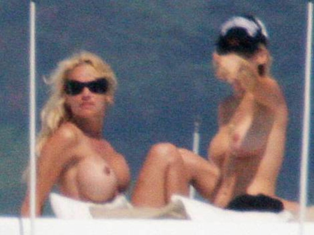 SAINT TROPEZ 2006-07-03.
Canadian born actress Pamela Anderson sunbathes topless with a female friend in Saint Tropez, France on July 3, 2006. Pam and her friend enjoy a cruise on luxury yacht 'Thunder Gulch' and try to get sun-tanned without lines...
Foto: Stella Pictures SAINT TROPEZ 2006-07-03.
Canadian born actress Pamela Anderson sunbathes topless with a female friend in Saint Tropez, France on July 3, 2006. Pam and her friend enjoy a cruise on luxury yacht 'Thunder Gulch' and try to get sun-tanned without lines...
Foto: Stella Pictures
