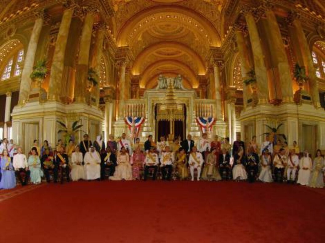 BANGKOK, THAILAND - JUNE 12: Thailand's King Bhumibol Adulyadej (R) sits with all his Royal Guests at Ananda Samakhom Throne Hall in Bangkok June 12, 2006. A glittering flotilla of royal Thai barges will glide past royalty from 25 nations on Monday to ho Foto: All Over Press BANGKOK, THAILAND - JUNE 12: Thailand's King Bhumibol Adulyadej (R) sits with all his Royal Guests at Ananda Samakhom Throne Hall in Bangkok June 12, 2006. A glittering flotilla of royal Thai barges will glide past royalty from 25 nations on Monday to ho Foto: All Over Press