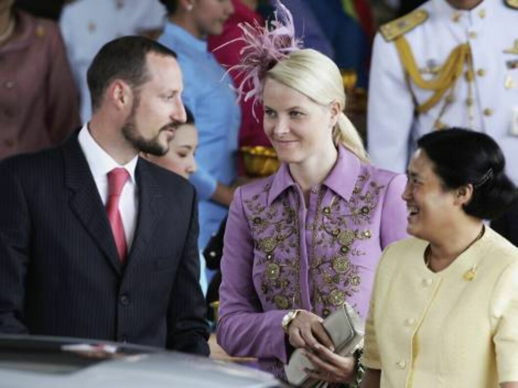 BANGKOK, THAILAND - JUNE 11: Thailand's Princess Maha Chakri Sirindhorn (R) greets Crown Prince Haakon of Norway (L) and Crown Princess Mette-Marit as they arrive at Bangkok International Airport on June 11, 2006 in Bangkok. Royals from 25 contries will Foto: All Over Press BANGKOK, THAILAND - JUNE 11: Thailand's Princess Maha Chakri Sirindhorn (R) greets Crown Prince Haakon of Norway (L) and Crown Princess Mette-Marit as they arrive at Bangkok International Airport on June 11, 2006 in Bangkok. Royals from 25 contries will Foto: All Over Press
