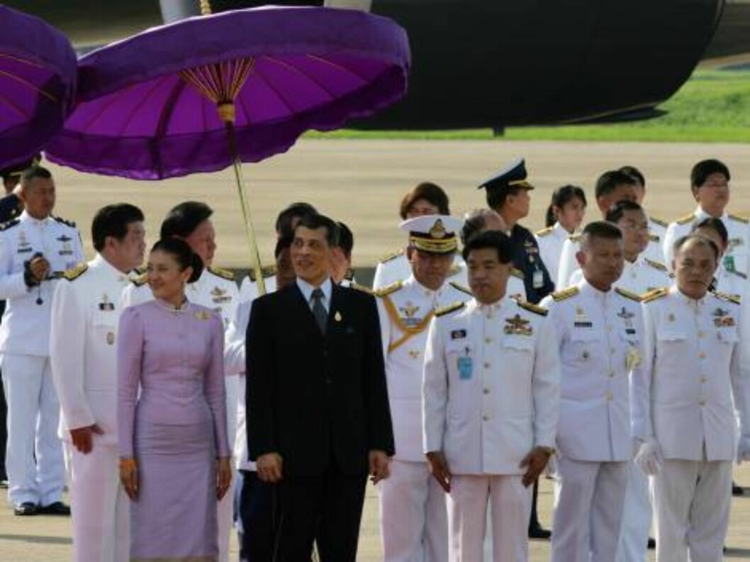 BANGKOK-THAILAND-JUNE,11: Thailand's Crown Prince Maha Vajiralongkorn (5th L) and his royal escort waits for the foreign monarchs to arrive for the 60th anniversary celebrations of Thailand King Bhumibol Adulyadej accession to the throne on June 11, 2006 Foto: All Over Press BANGKOK-THAILAND-JUNE,11: Thailand's Crown Prince Maha Vajiralongkorn (5th L) and his royal escort waits for the foreign monarchs to arrive for the 60th anniversary celebrations of Thailand King Bhumibol Adulyadej accession to the throne on June 11, 2006 Foto: All Over Press