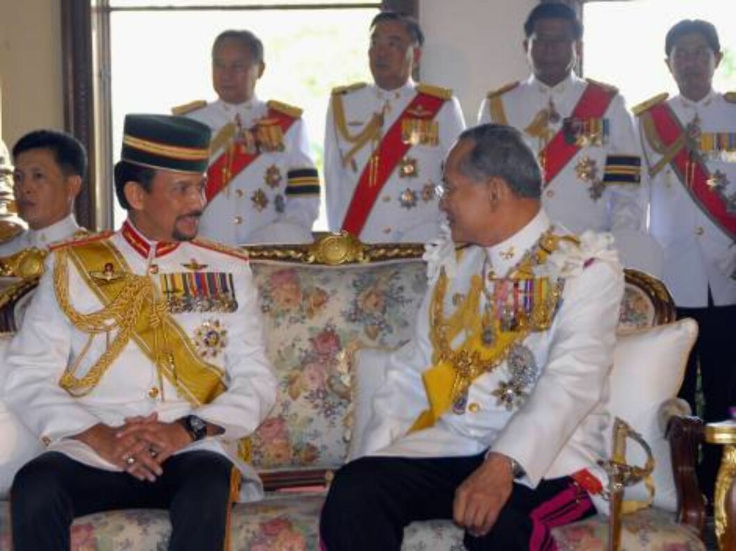 BANGKOK, THAILAND - JUNE 12: Thailand's King Bhumibol Adulyadej (R) sits with Brunei's Sultan Hassanal Bolkiah at Ananda Samakhom Throne Hall in Bangkok June 12, 2006. A glittering flotilla of royal Thai barges will glide past royalty from 25 nations on Foto: All Over Press BANGKOK, THAILAND - JUNE 12: Thailand's King Bhumibol Adulyadej (R) sits with Brunei's Sultan Hassanal Bolkiah at Ananda Samakhom Throne Hall in Bangkok June 12, 2006. A glittering flotilla of royal Thai barges will glide past royalty from 25 nations on Foto: All Over Press