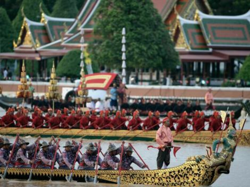 BANGKOK, THAILAND - JUNE 12: The Thai Royal Barge procession cruises down the Chao Praya river with the Royal Palace in the background celebrating the 60th anniversary of Thailand King Bhumibol Adulyadej accession to the throne on June 12, 2006 in Bangko Foto: All Over Press BANGKOK, THAILAND - JUNE 12: The Thai Royal Barge procession cruises down the Chao Praya river with the Royal Palace in the background celebrating the 60th anniversary of Thailand King Bhumibol Adulyadej accession to the throne on June 12, 2006 in Bangko Foto: All Over Press