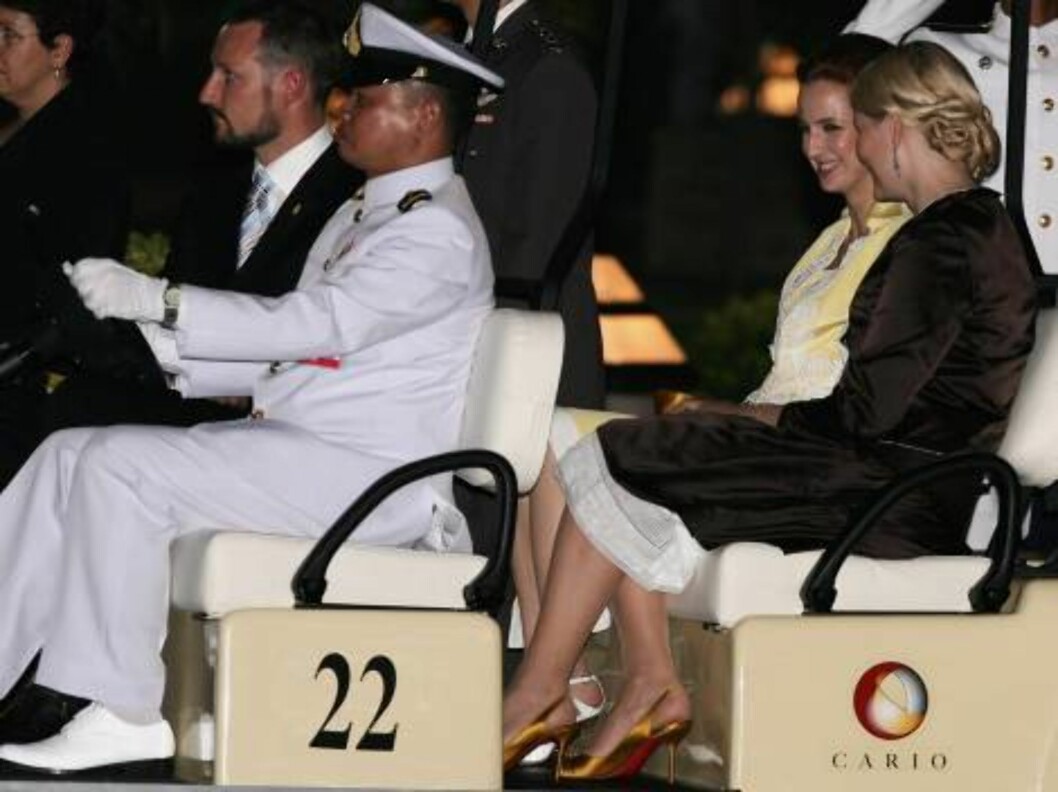 BANGKOK, THAILAND - JUNE 12: Crown Prince Haakon of Norway (L), Princess Mette-Marit of Norway (R) and Princess Lalla Salma of Morocco (2nd row L) arrive at the Royal Navy Club to attend the Royal Barge Procession on June 12, 2006 in Bangkok. The king of Foto: All Over Press BANGKOK, THAILAND - JUNE 12: Crown Prince Haakon of Norway (L), Princess Mette-Marit of Norway (R) and Princess Lalla Salma of Morocco (2nd row L) arrive at the Royal Navy Club to attend the Royal Barge Procession on June 12, 2006 in Bangkok. The king of Foto: All Over Press