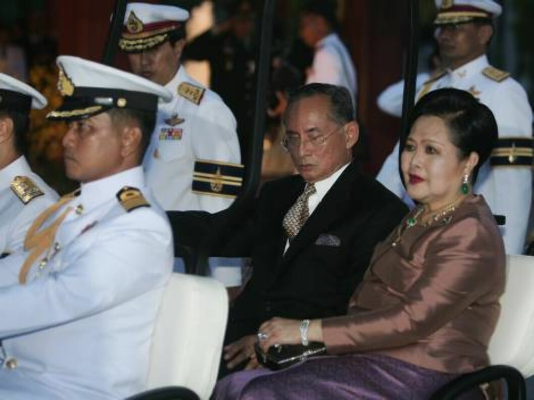 BANGKOK, THAILAND - JUNE 12: Thailand's King Bhumibol Adulyadej (L) and Queen Sirikit (R) arrive at the Royal Navy Club in a Golf Cart to attend the Royal Barge Procession on June 12, 2006 in Bangkok. The king of Thailand is marking the 60th anniversary Foto: All Over Press BANGKOK, THAILAND - JUNE 12: Thailand's King Bhumibol Adulyadej (L) and Queen Sirikit (R) arrive at the Royal Navy Club in a Golf Cart to attend the Royal Barge Procession on June 12, 2006 in Bangkok. The king of Thailand is marking the 60th anniversary Foto: All Over Press
