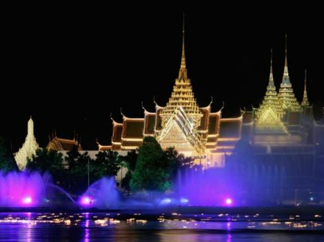 BANGKOK, THAILAND - JUNE 12: Golden Royal Palace is illuminated with lit up fountains and floating lanterns along the Chao Phraya River as the Royal Barge Procession takes place on June 12, 2006 in Bangkok.The Royal barges are an ancient Thai tradition d Foto: All Over Press BANGKOK, THAILAND - JUNE 12: Golden Royal Palace is illuminated with lit up fountains and floating lanterns along the Chao Phraya River as the Royal Barge Procession takes place on June 12, 2006 in Bangkok.The Royal barges are an ancient Thai tradition d Foto: All Over Press