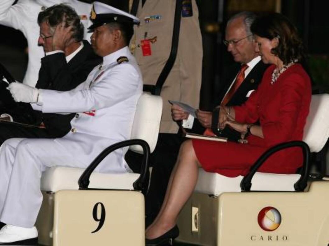 BANGKOK, THAILAND - JUNE 12: King Carl Gustav of Sweden (2nd row L) and Queen Silvia of Sweden (R) arrive at the Royal Navy Club in a Golf Cart to attend the Royal Barge Procession on June 12, 2006 in Bangkok. The king of Thailand is marking the 60th anni Foto: All Over Press BANGKOK, THAILAND - JUNE 12: King Carl Gustav of Sweden (2nd row L) and Queen Silvia of Sweden (R) arrive at the Royal Navy Club in a Golf Cart to attend the Royal Barge Procession on June 12, 2006 in Bangkok. The king of Thailand is marking the 60th anni Foto: All Over Press