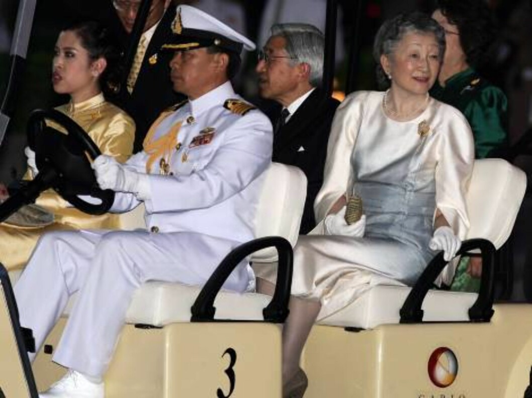 BANGKOK, THAILAND - JUNE 12: Emperor Akihito of Japan (2nd row L) and Empress Michiko of Japan (R) arrive at the Royal Navy Club in a Golf Cart to attend the Royal Barge Procession on June 12, 2006 in Bangkok. The king of Thailand is marking the 60th ann Foto: All Over Press BANGKOK, THAILAND - JUNE 12: Emperor Akihito of Japan (2nd row L) and Empress Michiko of Japan (R) arrive at the Royal Navy Club in a Golf Cart to attend the Royal Barge Procession on June 12, 2006 in Bangkok. The king of Thailand is marking the 60th ann Foto: All Over Press