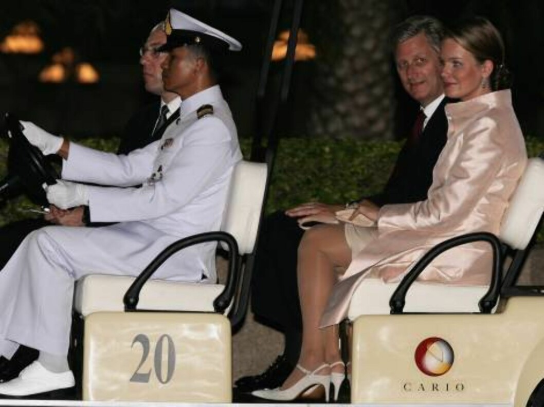 BANGKOK, THAILAND - JUNE 12: Crown Prince Philippe of Belgium (L) and Princess Mathilde of Belgium arrive at the Royal Navy Club to attend the Royal Barge Procession on June 12, 2006 in Bangkok. The king of Thailand is marking the 60th anniversary of his Foto: All Over Press BANGKOK, THAILAND - JUNE 12: Crown Prince Philippe of Belgium (L) and Princess Mathilde of Belgium arrive at the Royal Navy Club to attend the Royal Barge Procession on June 12, 2006 in Bangkok. The king of Thailand is marking the 60th anniversary of his Foto: All Over Press