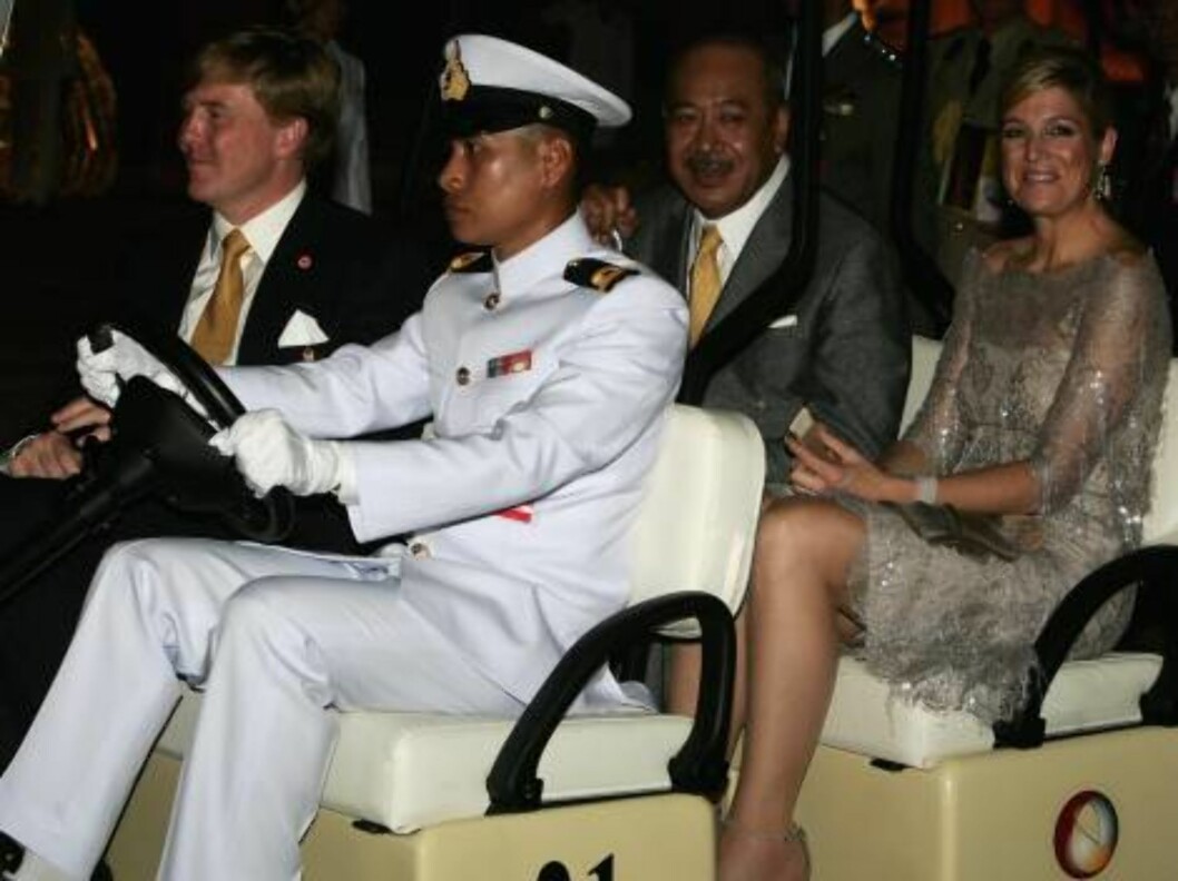 BANGKOK, THAILAND - JUNE 12: Dutch Prince of Orange Willem Alexander (L), Dutch Princess Maxima (R) and Crown Prince Tupouto'a of Tonga (2nd-row L) arrive at the Royal Navy Club to attend the Royal Barge Procession on June 12, 2006 in Bangkok. The king o Foto: All Over Press BANGKOK, THAILAND - JUNE 12: Dutch Prince of Orange Willem Alexander (L), Dutch Princess Maxima (R) and Crown Prince Tupouto'a of Tonga (2nd-row L) arrive at the Royal Navy Club to attend the Royal Barge Procession on June 12, 2006 in Bangkok. The king o Foto: All Over Press