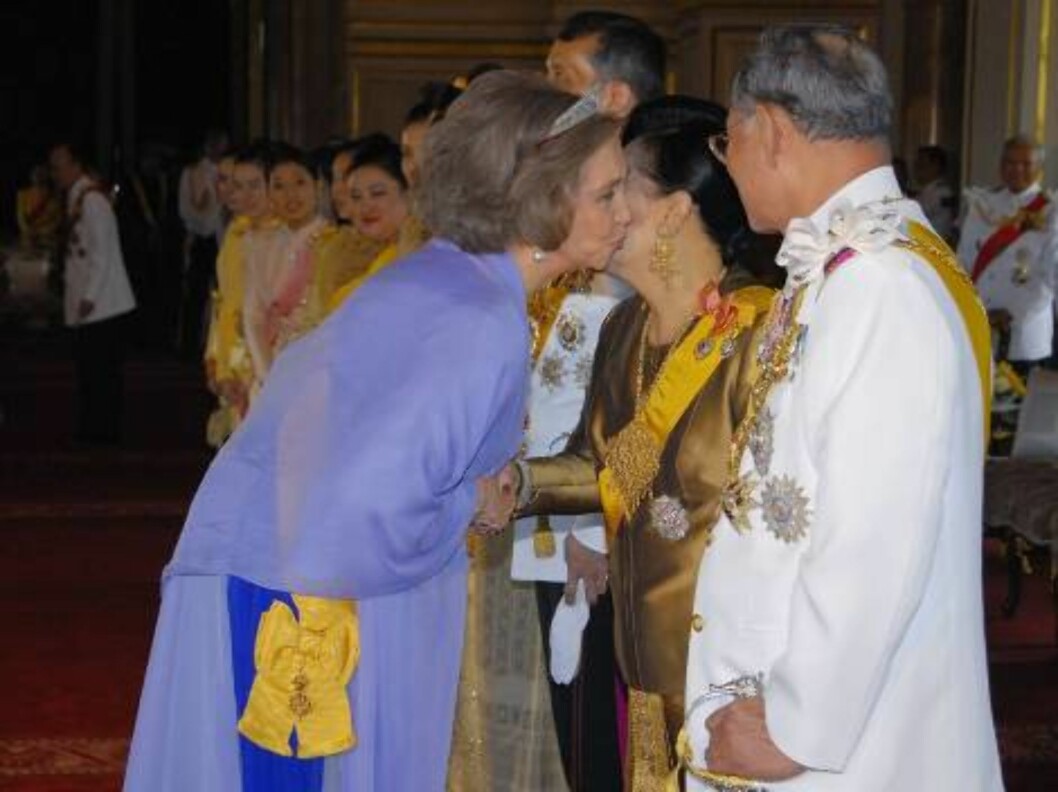 BANGKOK, THAILAND - JUNE 12: Thai King Bhumibol Adulyadej, right, looks on as Spanish Queen Sofia, left, kisses the cheek of Thai Queen Sirikit at the Ananda Samakhom Throne Hall on June 12, 2006 in Bangkok, Thailand. The representatives of 25 royal house Foto: All Over Press BANGKOK, THAILAND - JUNE 12: Thai King Bhumibol Adulyadej, right, looks on as Spanish Queen Sofia, left, kisses the cheek of Thai Queen Sirikit at the Ananda Samakhom Throne Hall on June 12, 2006 in Bangkok, Thailand. The representatives of 25 royal house Foto: All Over Press