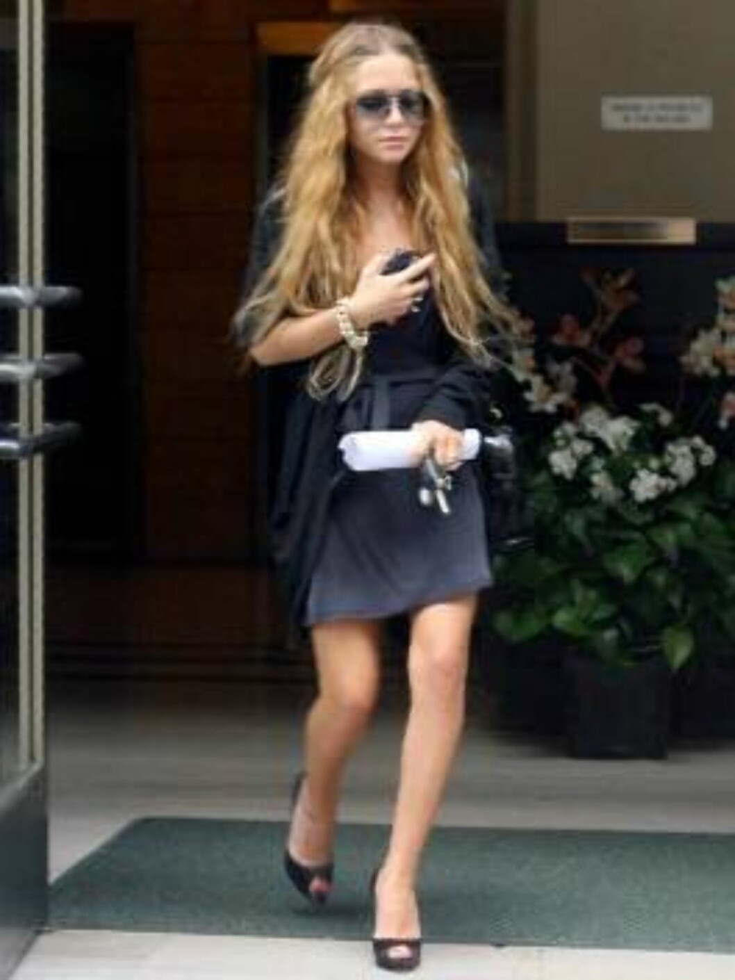 Mary Kate Olsen shows her legs for the first time in a long time in downtown Los Angeles as she conducts busisness. June 28, 2006 X17agency EXCLUSIVE Foto: All Over Press Mary Kate Olsen shows her legs for the first time in a long time in downtown Los Angeles as she conducts busisness. June 28, 2006 X17agency EXCLUSIVE Foto: All Over Press