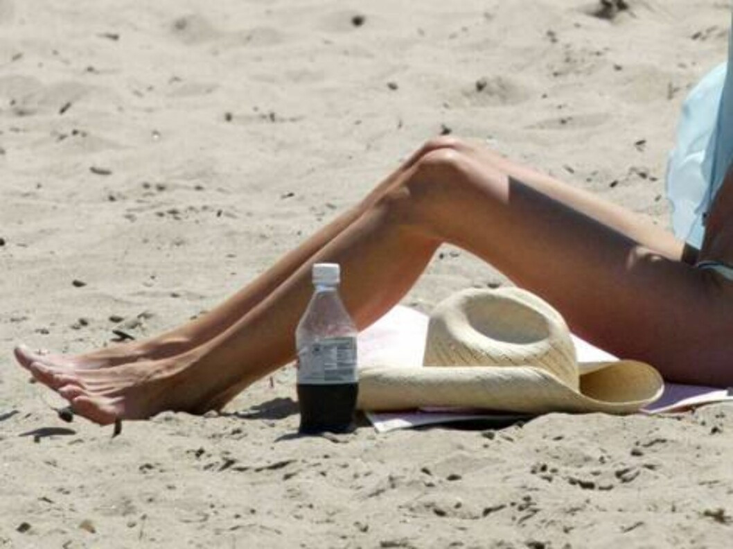 Lara Flynn Boyle going to tan at the surfer's beach in Malibu, flirting with two surfers. She got quite of attention when she unveils her g string.
August 24 2003
Exclusive X17agency / ALL OVER PRESS Foto: All Over Press Lara Flynn Boyle going to tan at the surfer's beach in Malibu, flirting with two surfers. She got quite of attention when she unveils her g string.
August 24 2003
Exclusive X17agency / ALL OVER PRESS Foto: All Over Press
