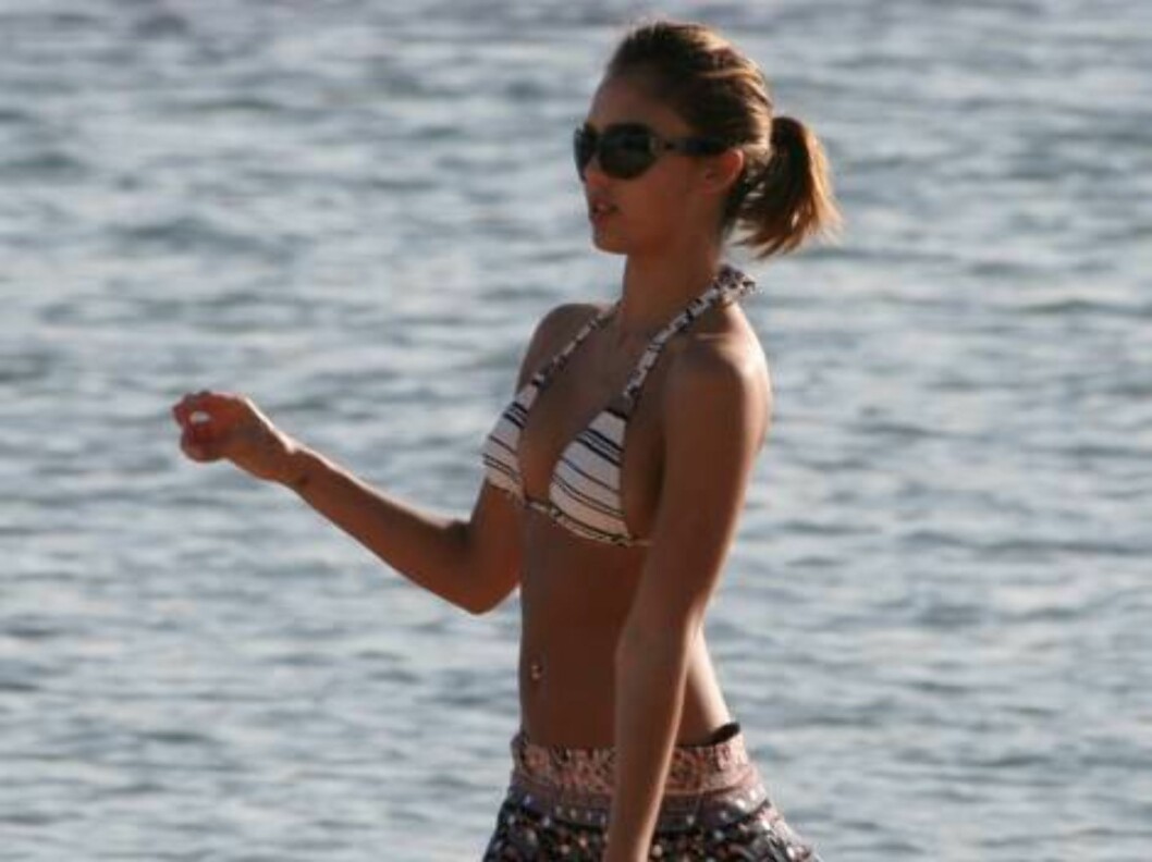 Jessica Alba enjoying long vacation with Cash Warren in Hawaii.. January 5, 2006
X17agency EXCLUSIVE / ALL OVER PRESS Foto: All Over Press Jessica Alba enjoying long vacation with Cash Warren in Hawaii.. January 5, 2006
X17agency EXCLUSIVE / ALL OVER PRESS Foto: All Over Press