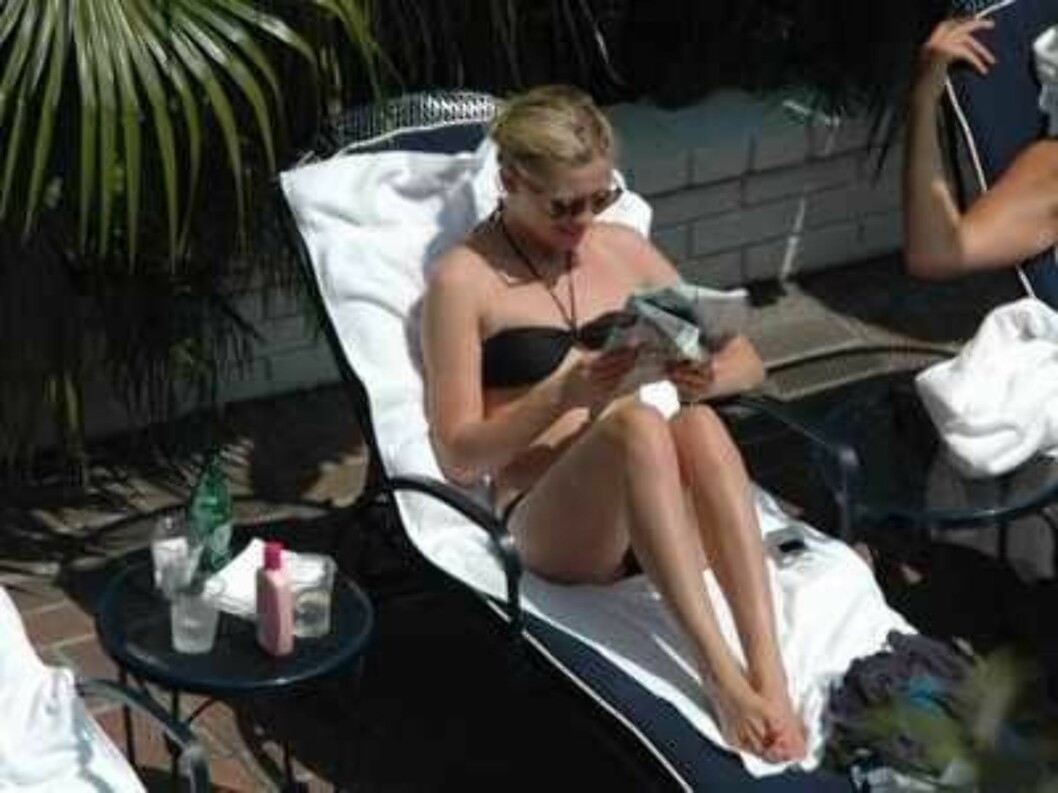 Code: X17XX8 - Koneh, Hollywood, USA, 21.08.2005: Kirsten Dunst enjoying a day at the pool of the hotel Chateau Marmont in Hollywood. Kirsten is trying to avoid a conversation with her pool neighbor.
All Over Press / X17 Agency / Koneh
EXC Foto: All Over Press Code: X17XX8 - Koneh, Hollywood, USA, 21.08.2005: Kirsten Dunst enjoying a day at the pool of the hotel Chateau Marmont in Hollywood. Kirsten is trying to avoid a conversation with her pool neighbor.
All Over Press / X17 Agency / Koneh
EXC Foto: All Over Press