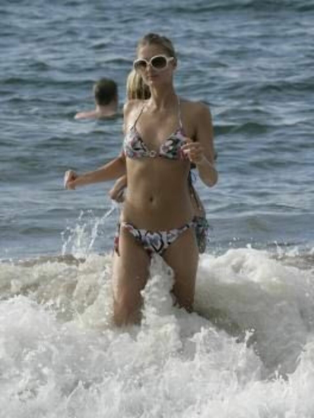Paris Hilton playing in the waves in Hawaii with sister Nicky. The heiress is spending her Christmas vacation in the island of Maui. X17agency exclusive / ALL OVER PRESS Foto: All Over Press Paris Hilton playing in the waves in Hawaii with sister Nicky. The heiress is spending her Christmas vacation in the island of Maui. X17agency exclusive / ALL OVER PRESS Foto: All Over Press