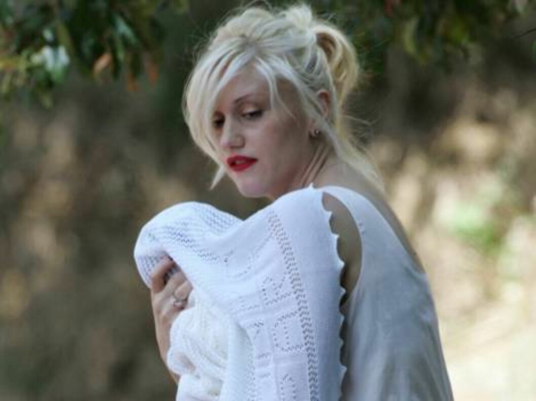 Gwen Stefani carrying baby Kingston in Los Feliz just two weeks after her son is born. June 11, 2006 X17agency exclusive Foto: All Over Press Gwen Stefani carrying baby Kingston in Los Feliz just two weeks after her son is born. June 11, 2006 X17agency exclusive Foto: All Over Press
