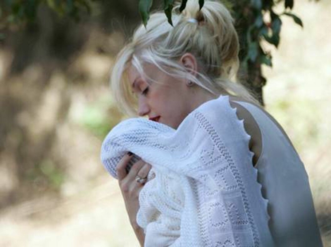 Gwen Stefani carrying baby Kingston in Los Feliz just two weeks after her son is born. June 11, 2006 X17agency exclusive Foto: All Over Press Gwen Stefani carrying baby Kingston in Los Feliz just two weeks after her son is born. June 11, 2006 X17agency exclusive Foto: All Over Press