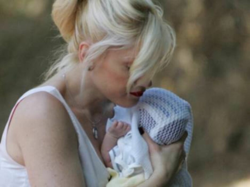Gwen Stefani carrying baby Kingston in Los Feliz just two weeks after her son is born. June 11, 2006 X17agency exclusive Foto: All Over Press Gwen Stefani carrying baby Kingston in Los Feliz just two weeks after her son is born. June 11, 2006 X17agency exclusive Foto: All Over Press