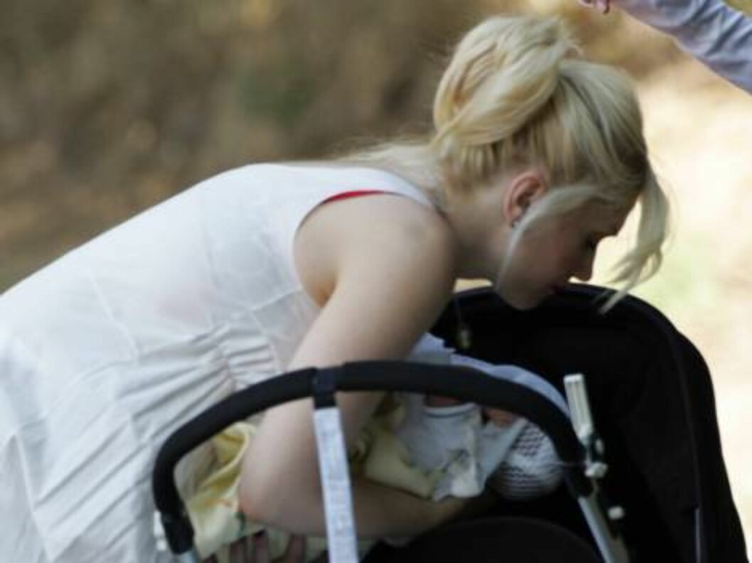 Gwen Stefani carrying baby Kingston in Los Feliz just two weeks after her son is born. June 11, 2006 X17agency exclusive Foto: All Over Press Gwen Stefani carrying baby Kingston in Los Feliz just two weeks after her son is born. June 11, 2006 X17agency exclusive Foto: All Over Press