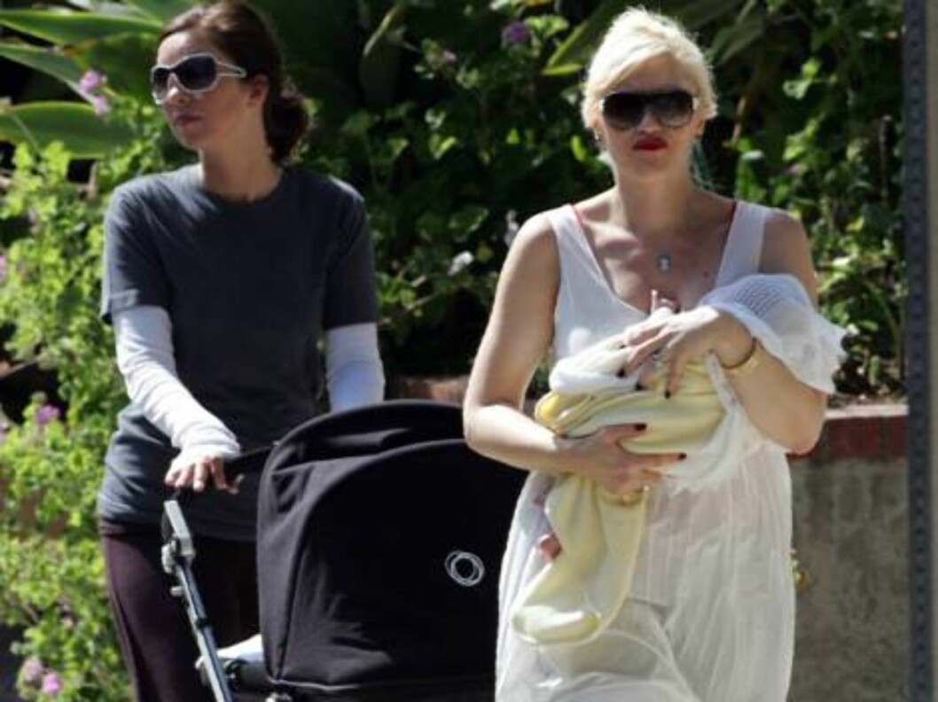 Gwen Stefani carrying baby Kingston in Los Feliz just two weeks after her son is born. June 11, 2006 X17agency exclusive Foto: All Over Press Gwen Stefani carrying baby Kingston in Los Feliz just two weeks after her son is born. June 11, 2006 X17agency exclusive Foto: All Over Press