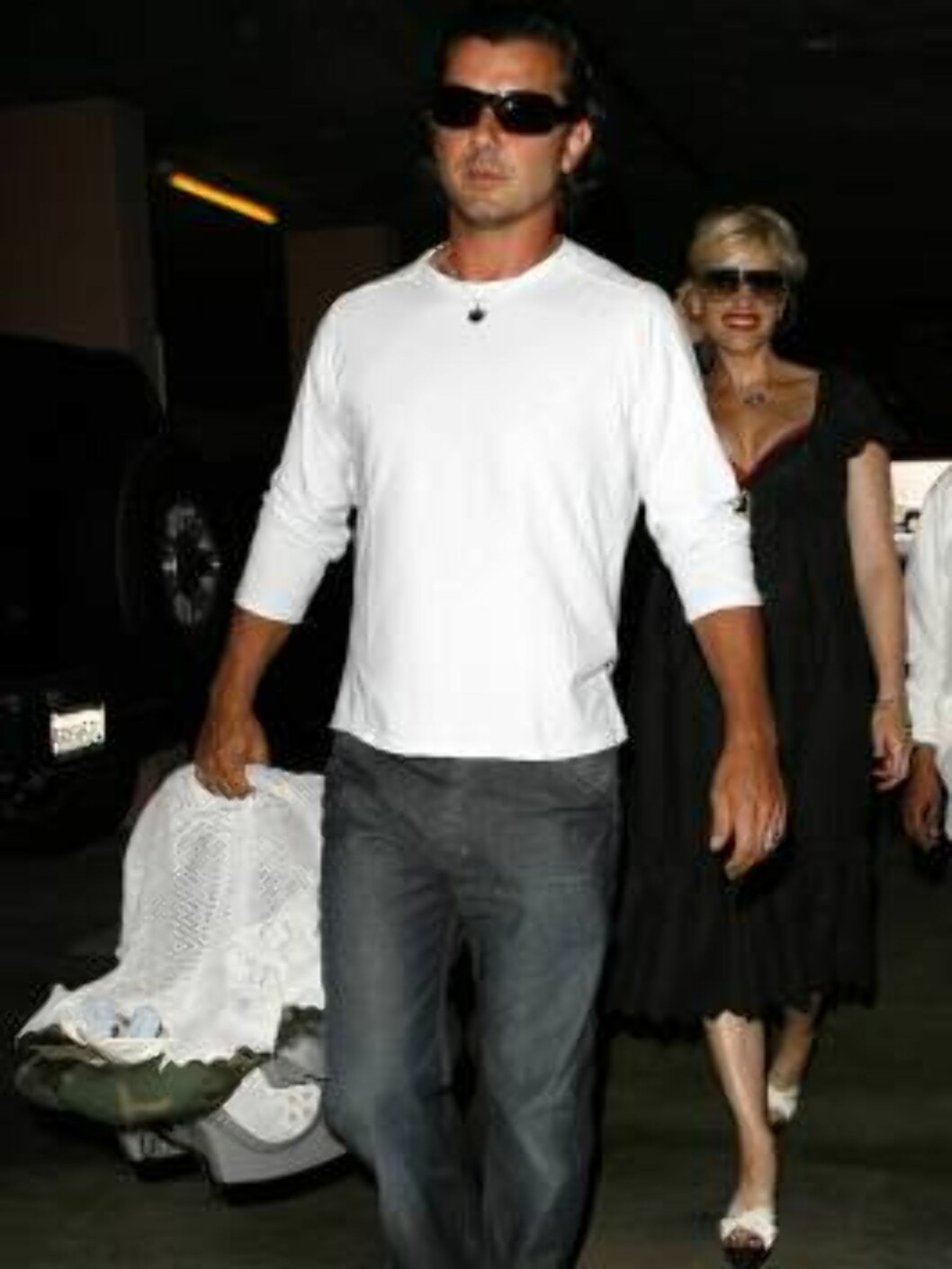 Gwen Stefani with husband Gavin and baby Kingston leave Cedar Sinai Hospital after check up friday. June 9, 2006 X17agency exclusive Foto: All Over Press Gwen Stefani with husband Gavin and baby Kingston leave Cedar Sinai Hospital after check up friday. June 9, 2006 X17agency exclusive Foto: All Over Press