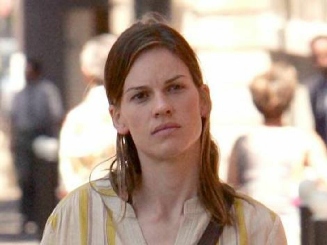 Hilary Swank lost in Paris relies on her map to find the Musee D'Orsay. June 12, 2006 X17agency EXCLUSIVE Foto: All Over Press Hilary Swank lost in Paris relies on her map to find the Musee D'Orsay. June 12, 2006 X17agency EXCLUSIVE Foto: All Over Press