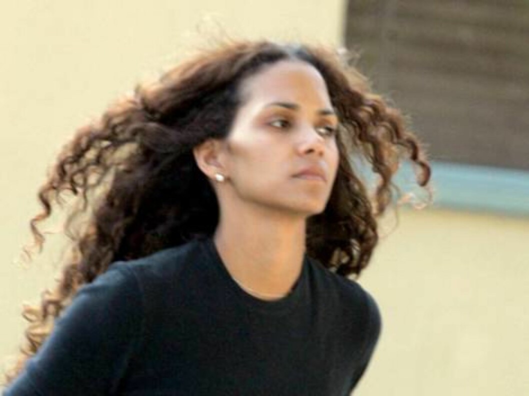 Halle Berry wearing no makeup runs errands in Hollywood. Mai 8, 2006
X17agency EXCLUSIVE / ALL OVER PRESS Foto: All Over Press Halle Berry wearing no makeup runs errands in Hollywood. Mai 8, 2006
X17agency EXCLUSIVE / ALL OVER PRESS Foto: All Over Press