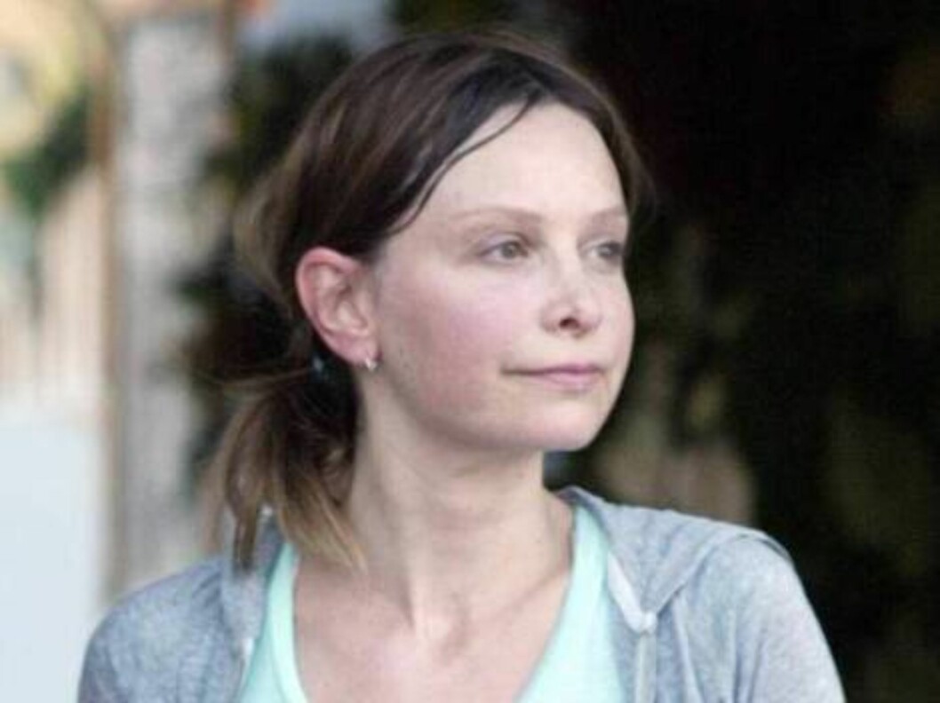 Calista Flockhart leaves her Pilates class all sweaty carrying her shoes. October 12, 2005
X17agency EXCLUSIVE / ALL OVER PRESS Foto: All Over Press Calista Flockhart leaves her Pilates class all sweaty carrying her shoes. October 12, 2005
X17agency EXCLUSIVE / ALL OVER PRESS Foto: All Over Press