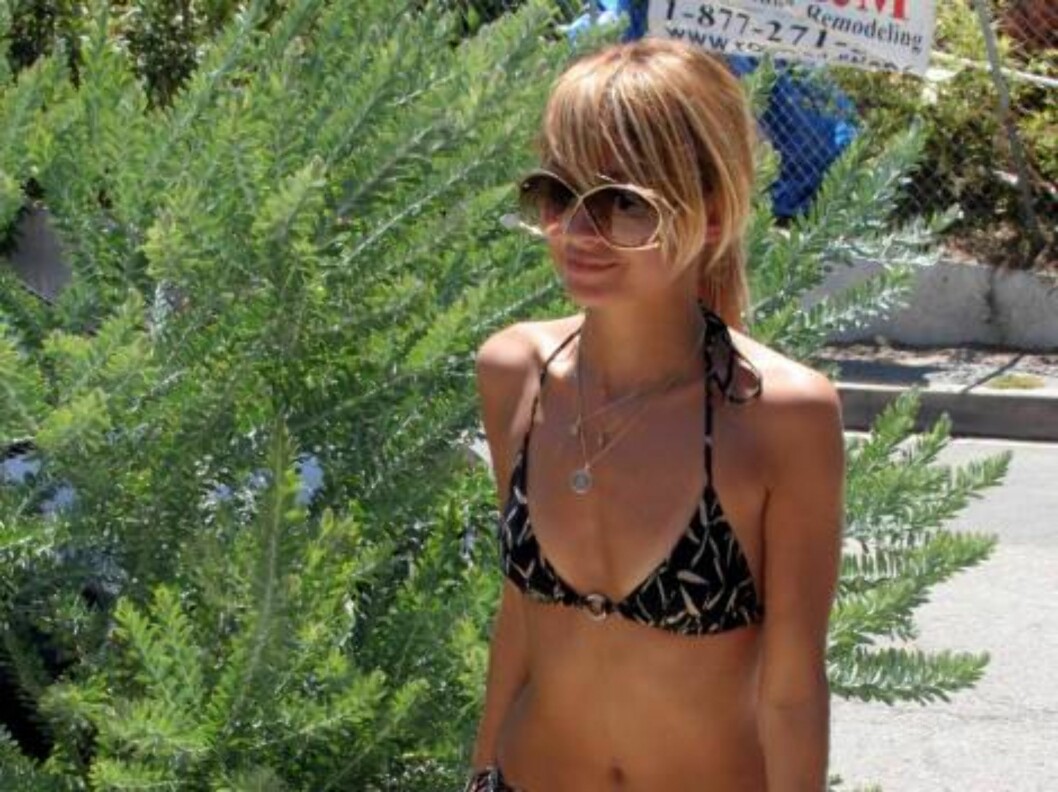 Nicole Richie enjoying a sunny day in the Hollywood hills is showing off her new body in bikini. May 29, 2006 X17agency EXCLUSIVE / ALL OVER PRESS Foto: x17 Nicole Richie enjoying a sunny day in the Hollywood hills is showing off her new body in bikini. May 29, 2006 X17agency EXCLUSIVE / ALL OVER PRESS Foto: x17