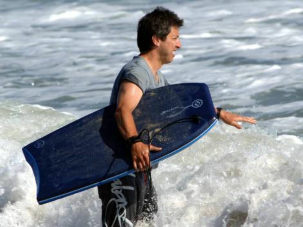 There is a life after Everybody Loves Raymond: Ray Romano bodysurfing in Malibu in front of his 20 million dollar estate. June 5, 2006 X17agency EXCLUSIVE Foto: All Over Press There is a life after Everybody Loves Raymond: Ray Romano bodysurfing in Malibu in front of his 20 million dollar estate. June 5, 2006 X17agency EXCLUSIVE Foto: All Over Press