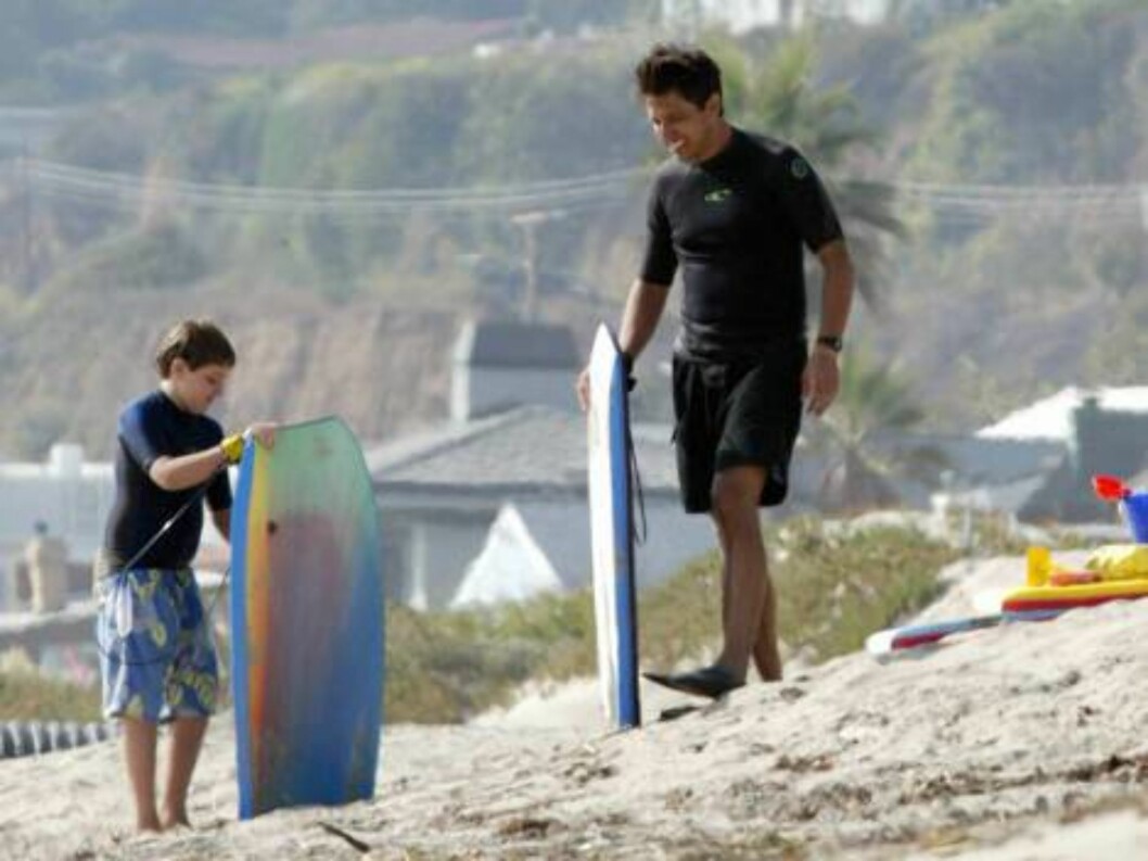 Ray Romano from Everybody loves Raymond surfing in Malibu with his sons Matthew and Gregory.
September 13 2003.
Exclusive X17agency / ALL OVER PRESS Foto: All Over Press Ray Romano from Everybody loves Raymond surfing in Malibu with his sons Matthew and Gregory.
September 13 2003.
Exclusive X17agency / ALL OVER PRESS Foto: All Over Press
