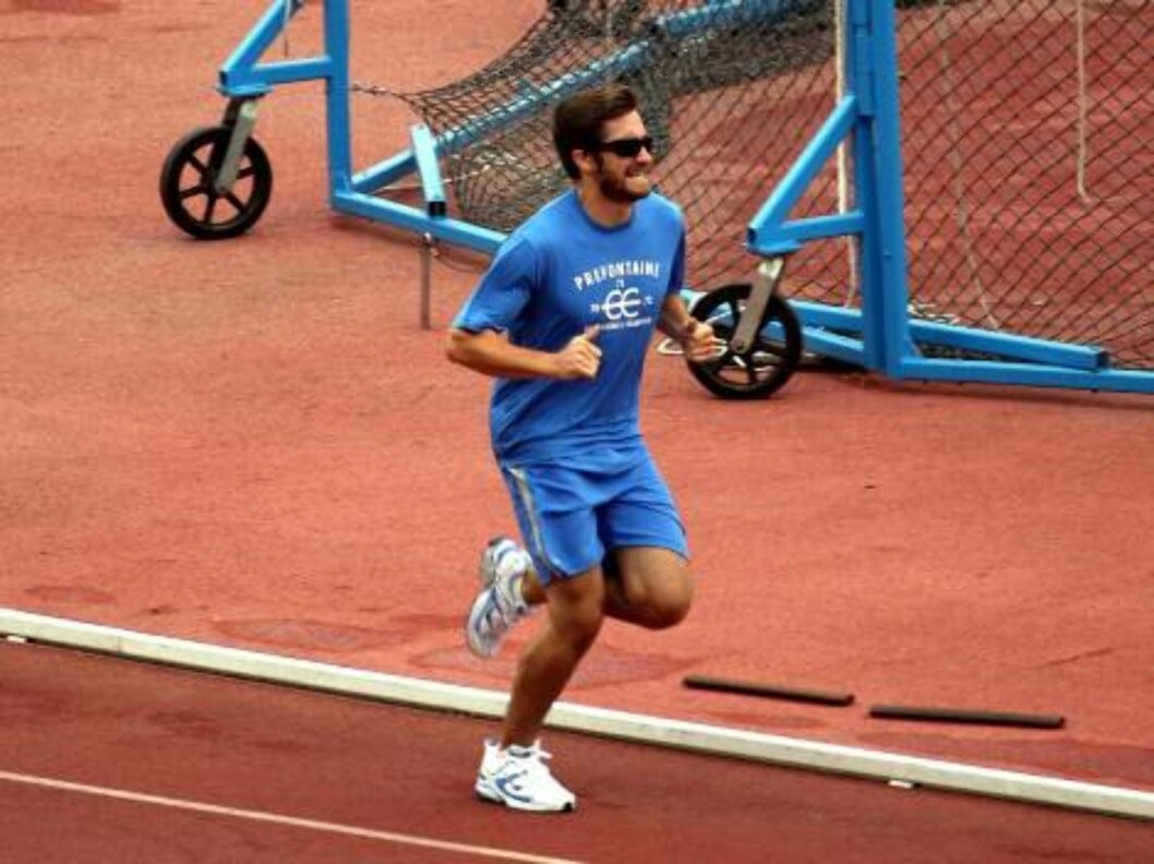 Jake Gyllenhaal running on the track with Ryan Phillipe in Westwood praticing sprint. June 9, 2006 X17agency EXCLUSIVE Foto: All Over Press Jake Gyllenhaal running on the track with Ryan Phillipe in Westwood praticing sprint. June 9, 2006 X17agency EXCLUSIVE Foto: All Over Press