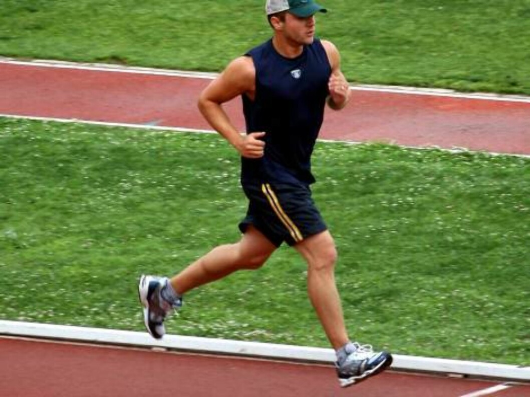Jake Gyllenhaal running on the track with Ryan Phillipe in Westwood praticing sprint. June 9, 2006 X17agency EXCLUSIVE Foto: All Over Press Jake Gyllenhaal running on the track with Ryan Phillipe in Westwood praticing sprint. June 9, 2006 X17agency EXCLUSIVE Foto: All Over Press